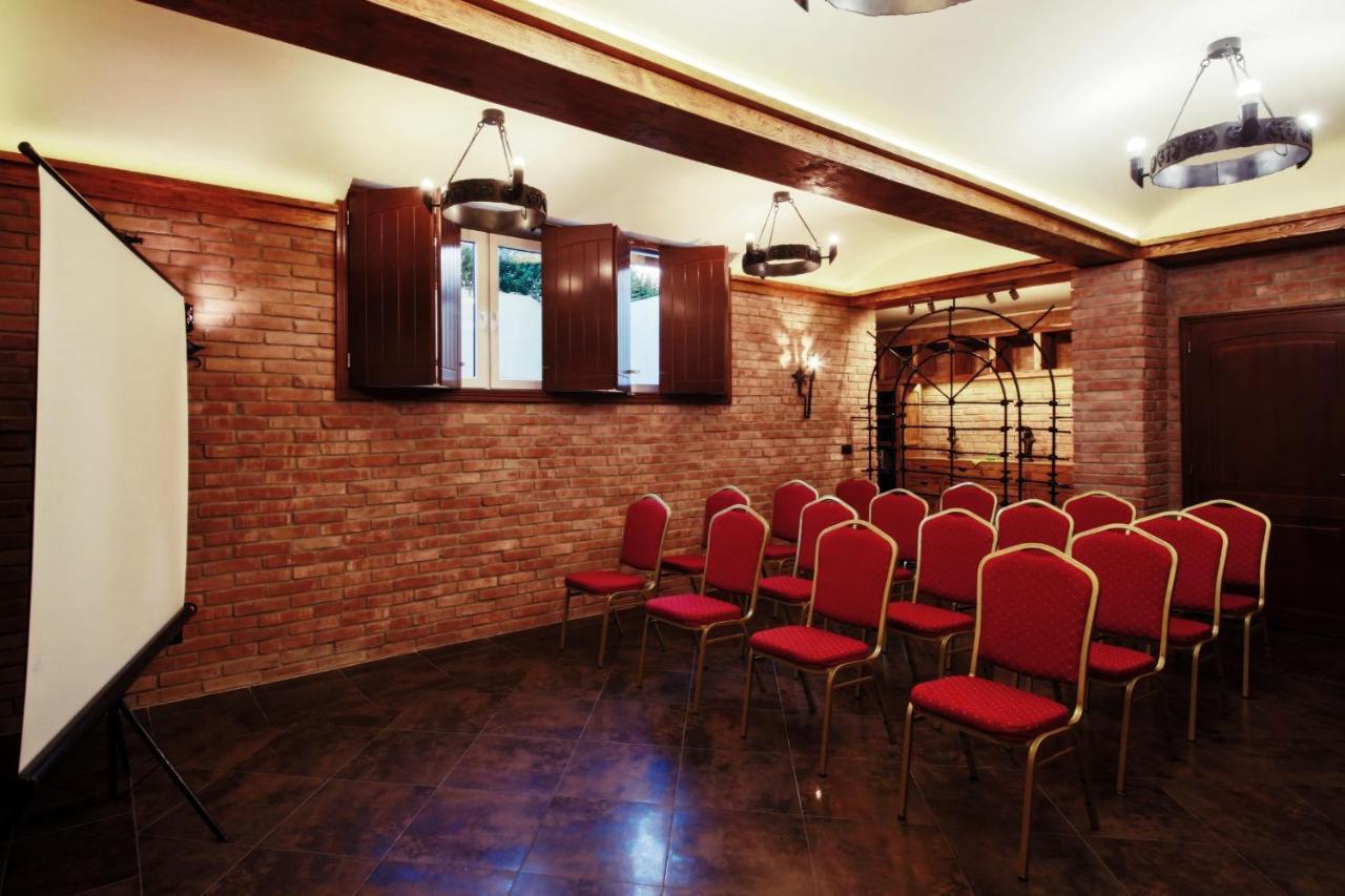Hotel Kasztel Rzezawa Bagian luar foto