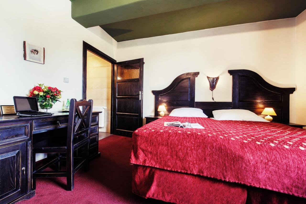 Hotel Kasztel Rzezawa Bagian luar foto