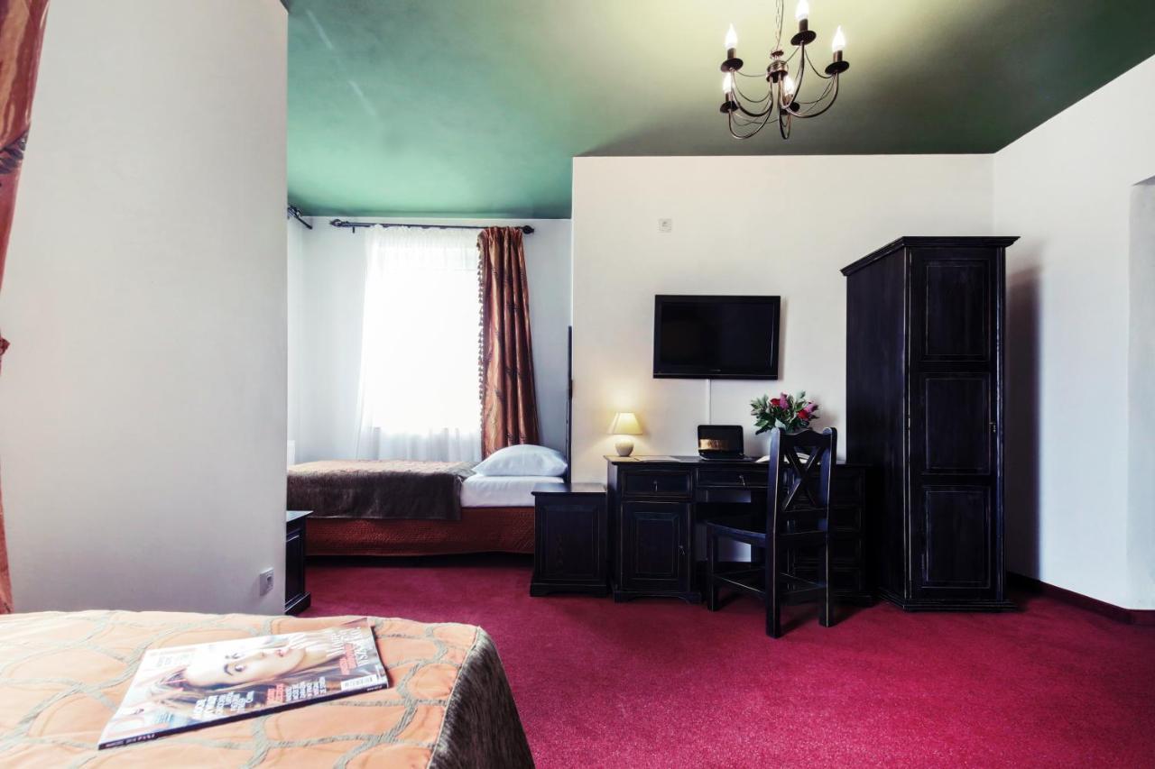 Hotel Kasztel Rzezawa Bagian luar foto