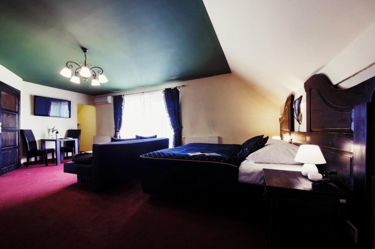 Hotel Kasztel Rzezawa Bagian luar foto