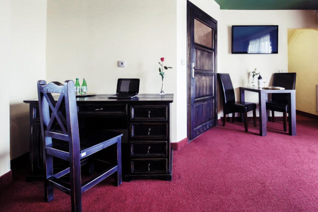 Hotel Kasztel Rzezawa Bagian luar foto