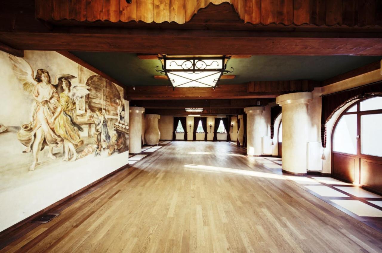Hotel Kasztel Rzezawa Bagian luar foto