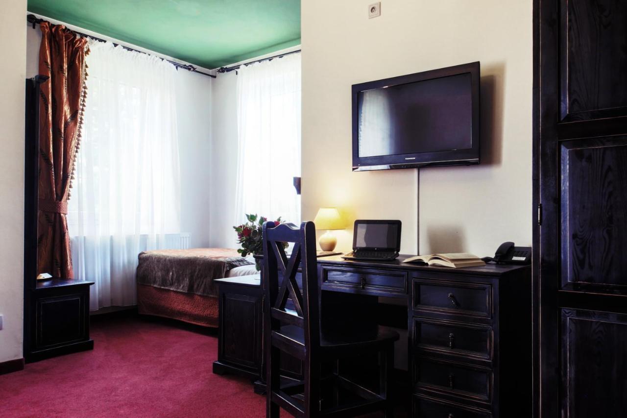 Hotel Kasztel Rzezawa Bagian luar foto