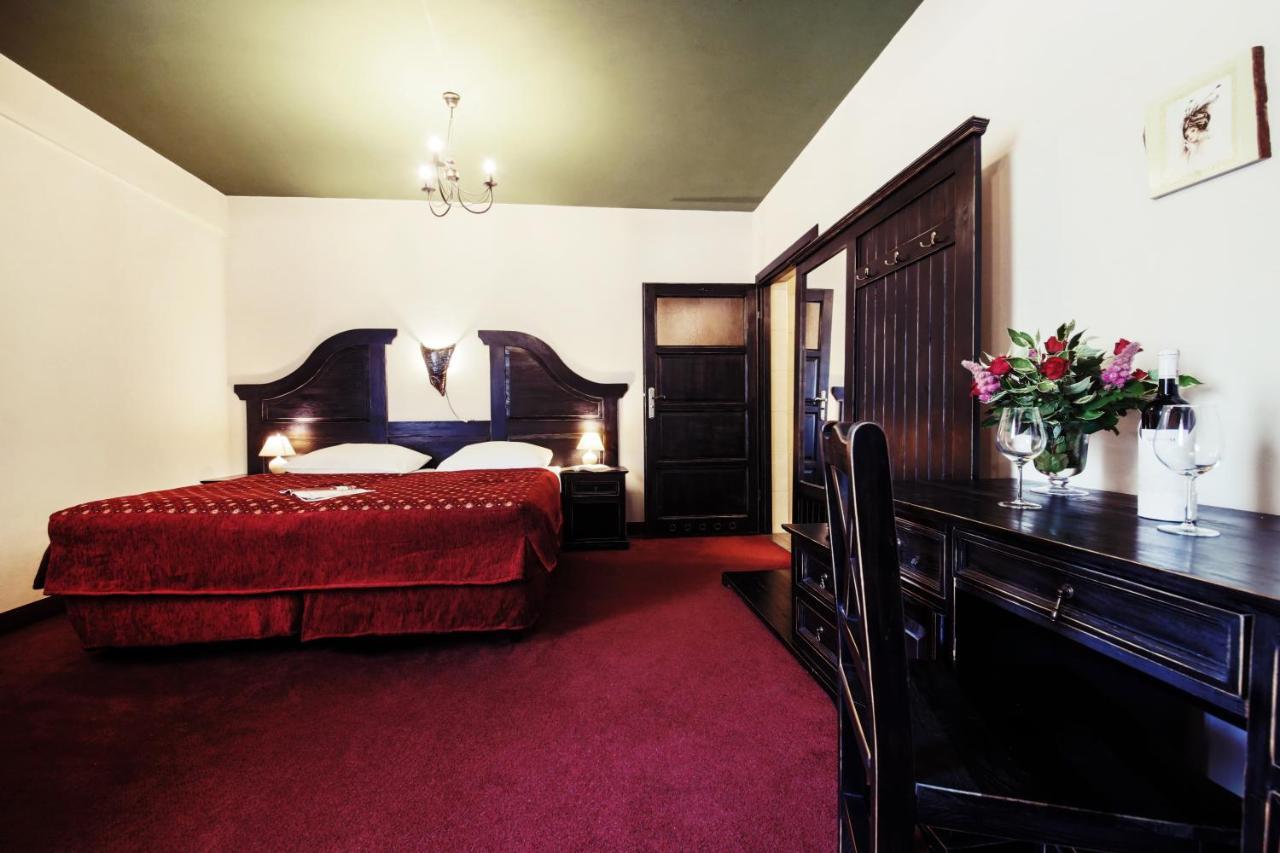 Hotel Kasztel Rzezawa Bagian luar foto