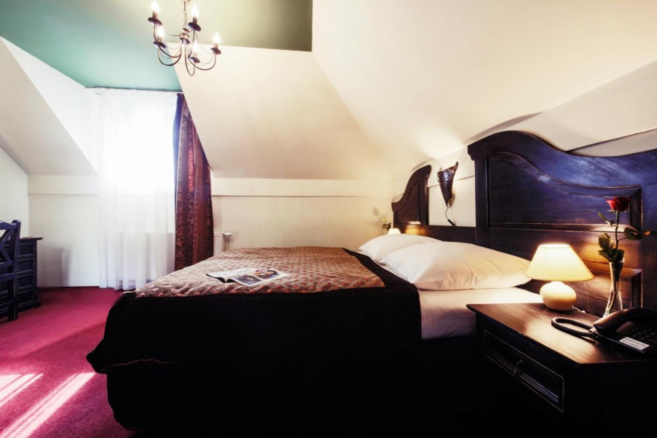 Hotel Kasztel Rzezawa Bagian luar foto