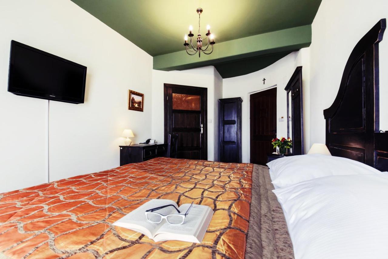 Hotel Kasztel Rzezawa Bagian luar foto