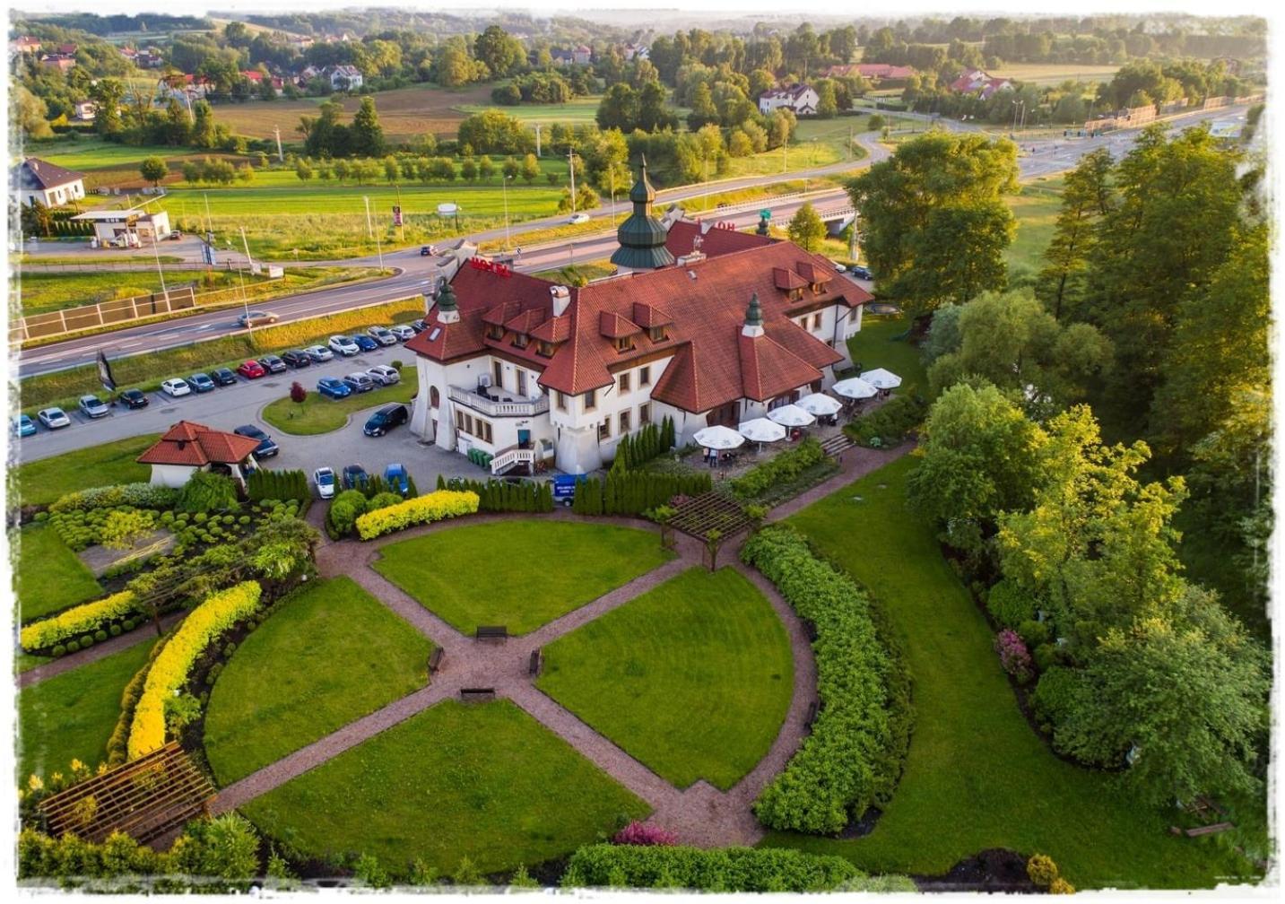 Hotel Kasztel Rzezawa Bagian luar foto