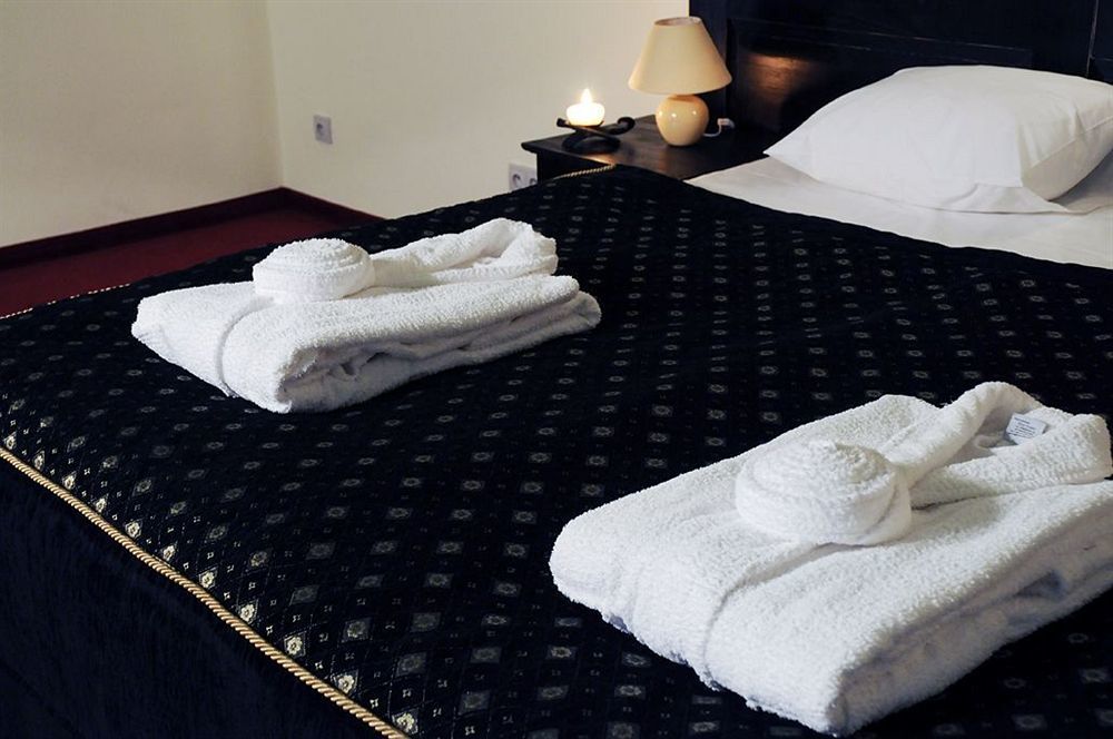 Hotel Kasztel Rzezawa Bagian luar foto