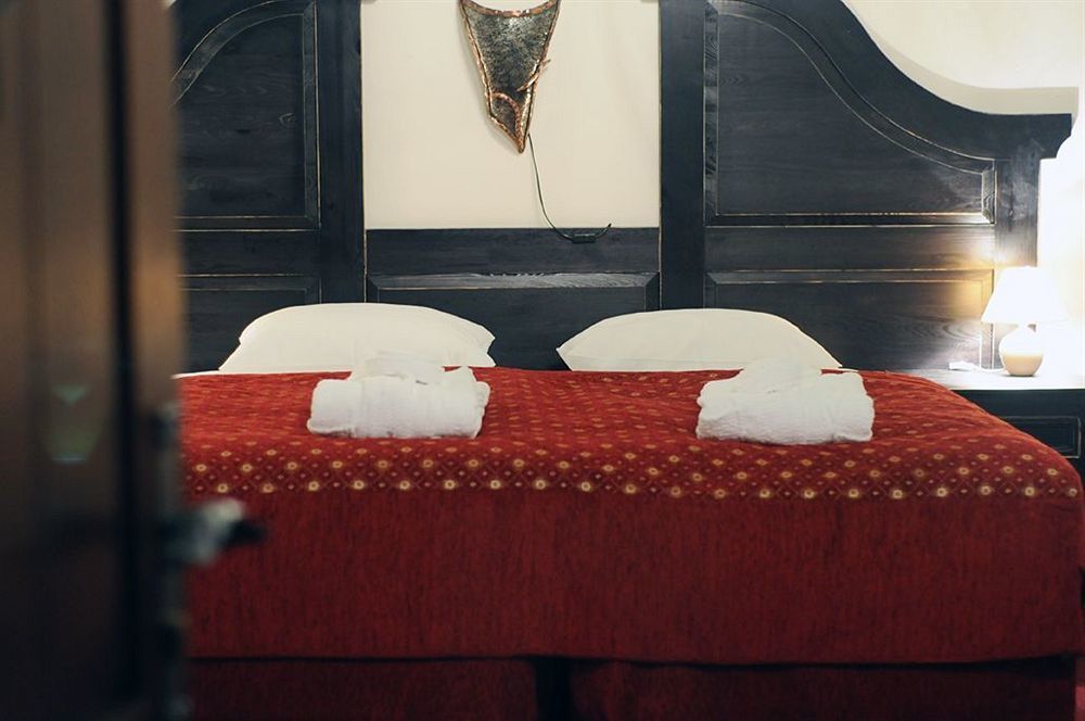 Hotel Kasztel Rzezawa Bagian luar foto