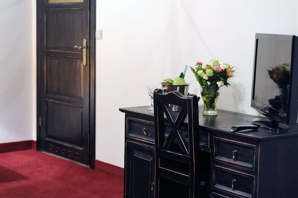 Hotel Kasztel Rzezawa Bagian luar foto