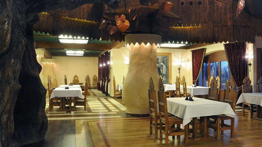 Hotel Kasztel Rzezawa Bagian luar foto