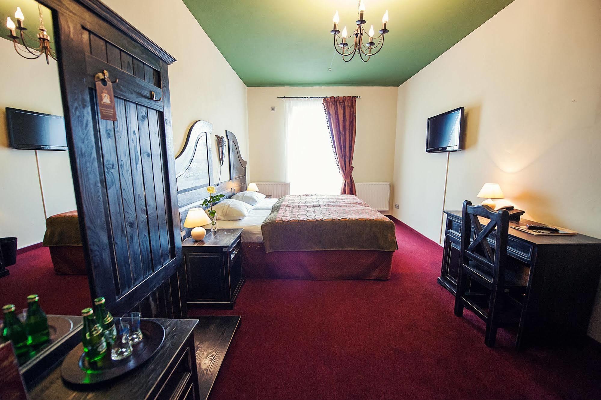 Hotel Kasztel Rzezawa Bagian luar foto