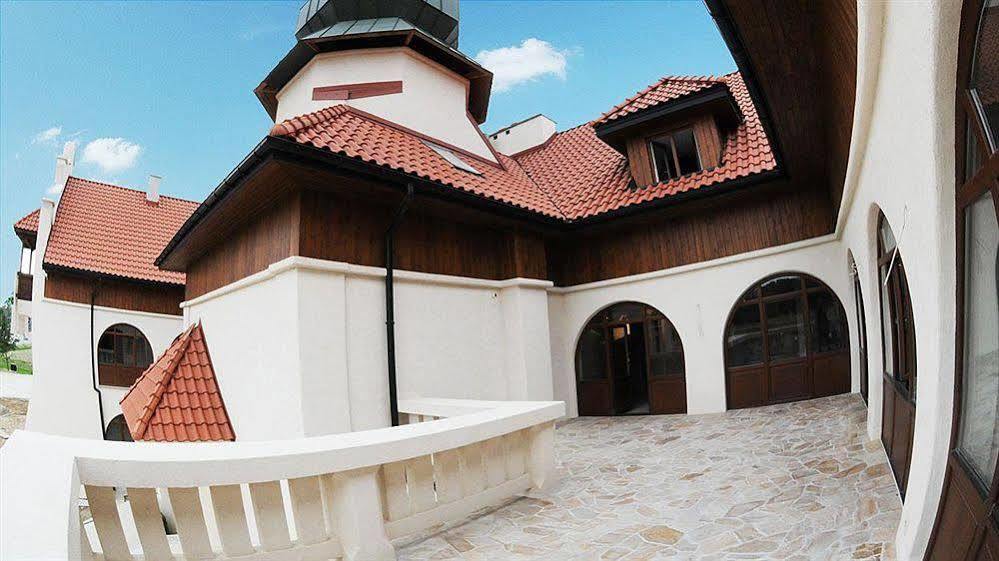 Hotel Kasztel Rzezawa Bagian luar foto