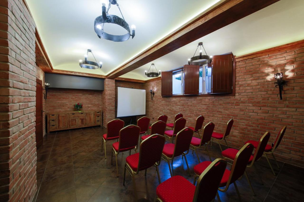 Hotel Kasztel Rzezawa Bagian luar foto